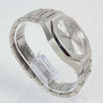 Reloj plateado con 3 manecillas y dial plateado
