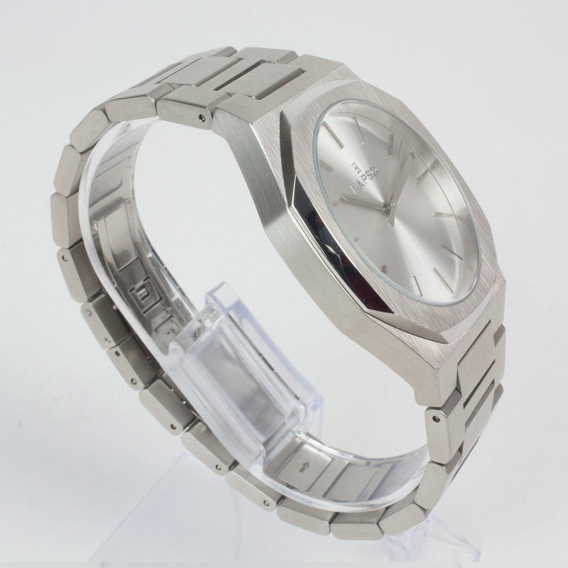 Reloj plateado con 3 manecillas y dial plateado