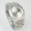 Reloj plateado con 3 manecillas y dial plateado