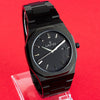 Reloj negro con 3 manecillas plateadas y dial negro con fecha