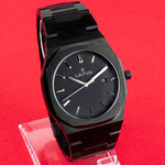 Reloj negro con 3 manecillas plateadas y dial negro con fecha