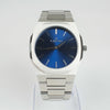 Reloj plateado con 2 manecillas y dial azul