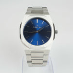 Reloj plateado con 2 manecillas y dial azul
