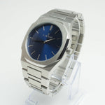 Reloj plateado con 2 manecillas y dial azul