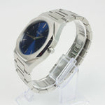 Reloj plateado con 2 manecillas y dial azul