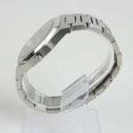 Reloj plateado con 2 manecillas y dial azul