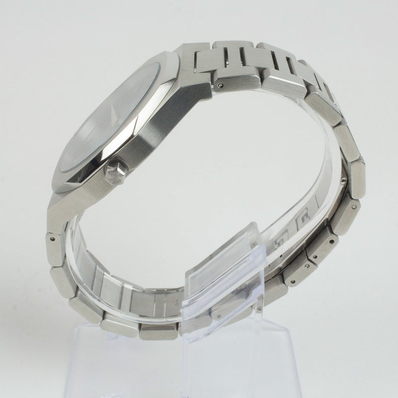 Reloj plateado con 2 manecillas y dial azul