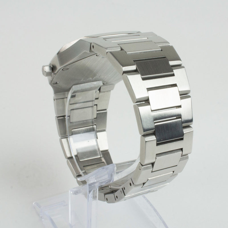 Reloj plateado con 2 manecillas y dial azul