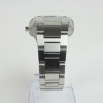 Reloj plateado con 2 manecillas y dial azul