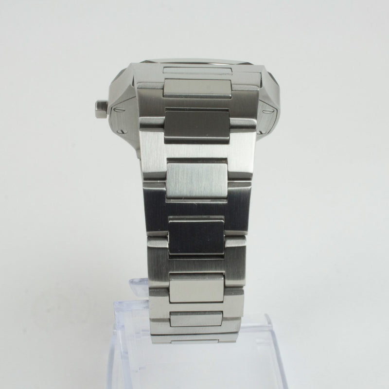 Reloj plateado con 2 manecillas y dial azul