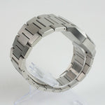 Reloj plateado con 2 manecillas y dial azul