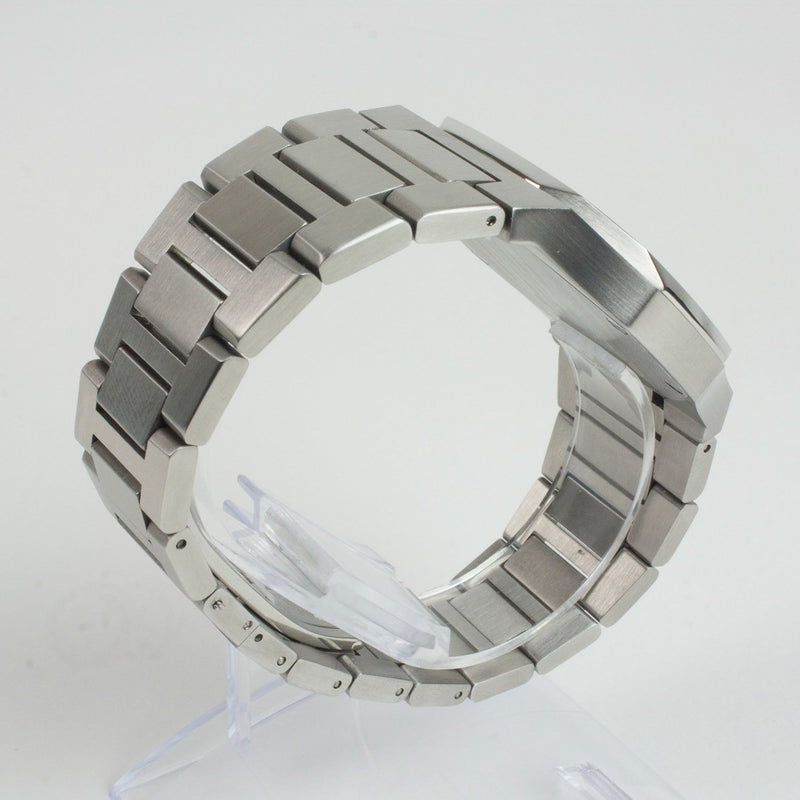 Reloj plateado con 2 manecillas y dial azul