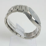 Reloj plateado con 2 manecillas y dial azul