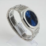 Reloj plateado con 2 manecillas y dial azul