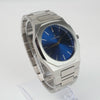 Reloj plateado con 2 manecillas y dial azul