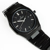 Reloj negro con 3 manecillas plateadas y dial negro con fecha