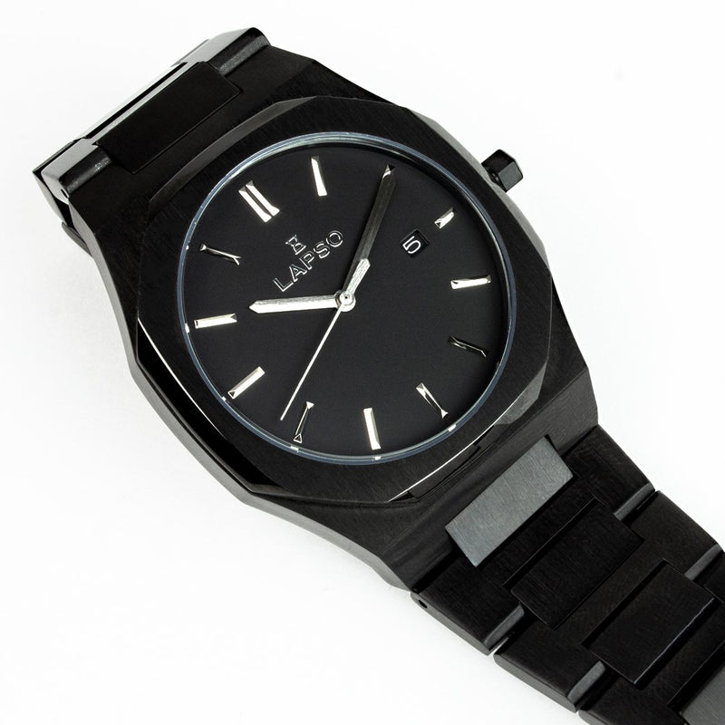 Reloj negro con 3 manecillas plateadas y dial negro con fecha
