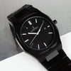 Reloj negro con 3 manecillas plateadas y dial negro con fecha