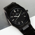 Reloj negro con 3 manecillas plateadas y dial negro con fecha