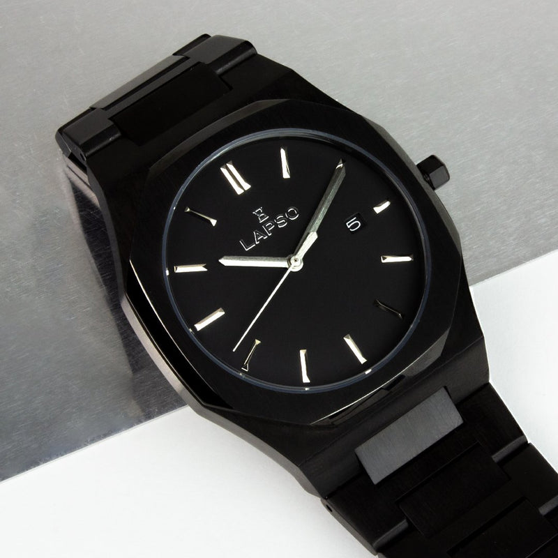 Reloj negro con 3 manecillas plateadas y dial negro con fecha