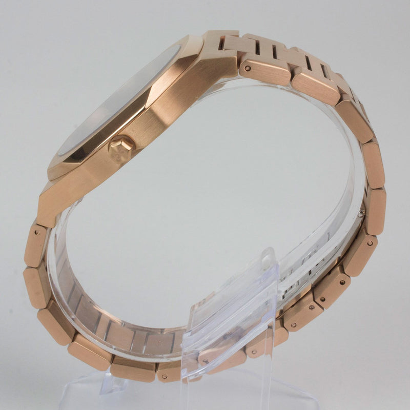 Reloj rosado con 2 manecillas y dial negro