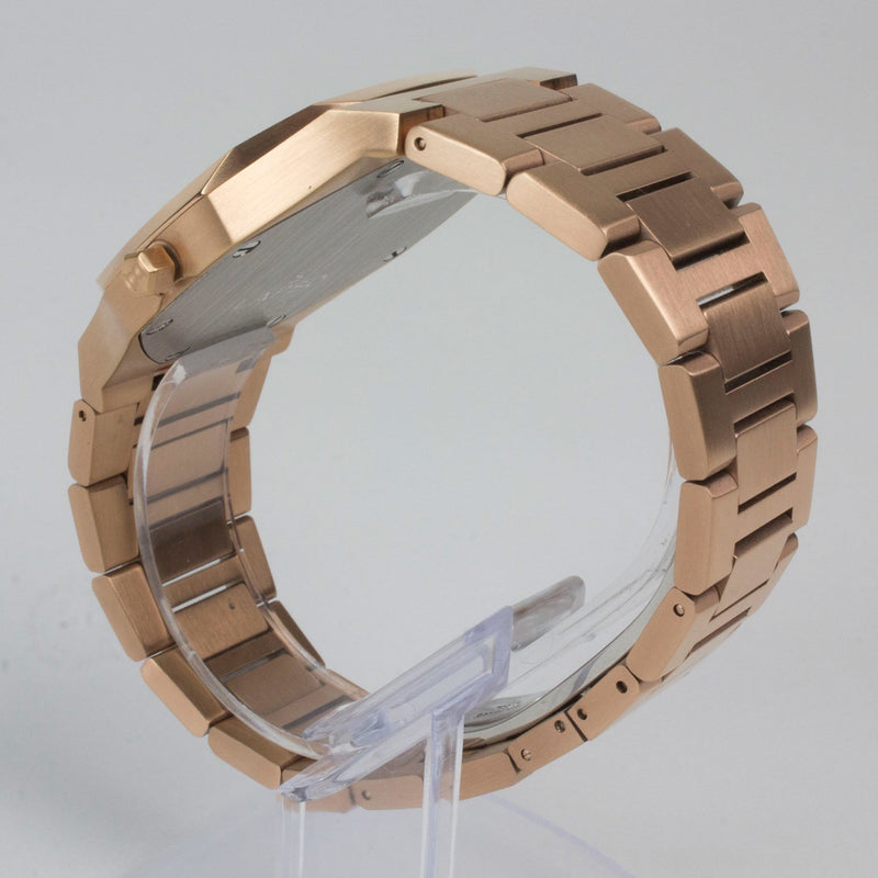 Reloj rosado con 2 manecillas y dial negro