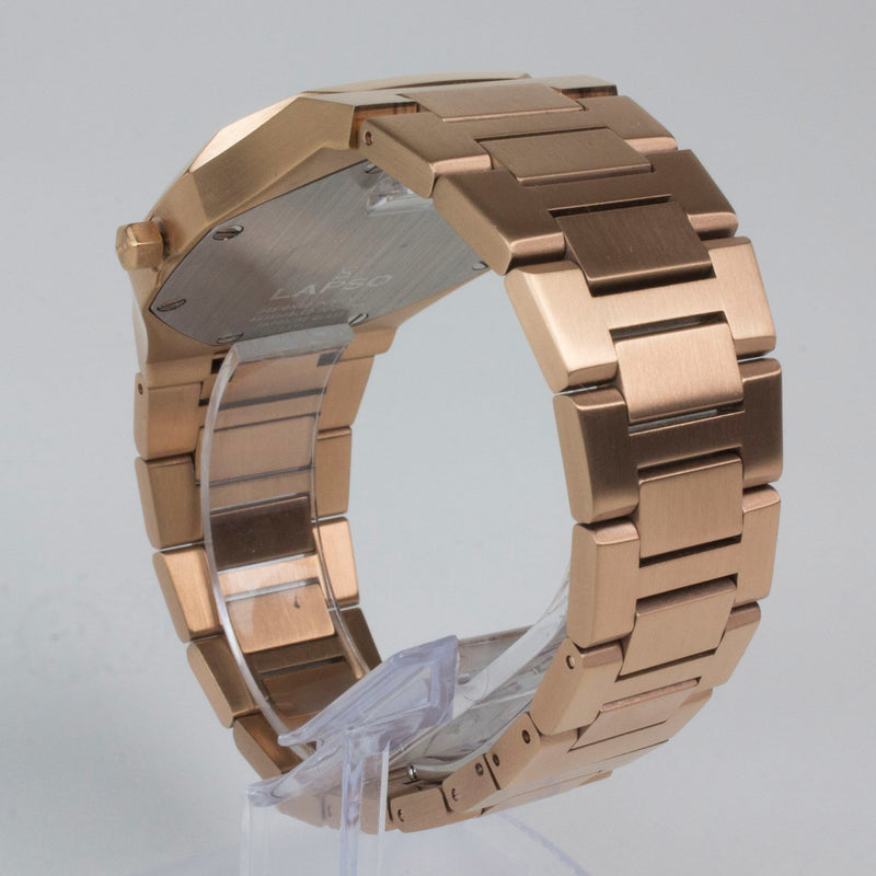 Reloj rosado con 2 manecillas y dial negro