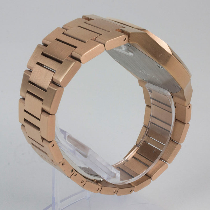 Reloj rosado con 2 manecillas y dial negro